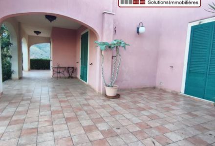 Detached villa with swimming pool for rent in Altavilla