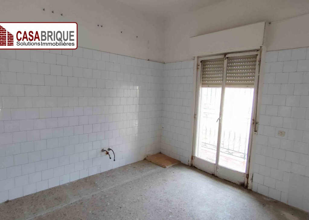 Sale Apartments Bagheria - Large apartment on the first floor to renovate in Aspra Locality 