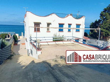 Semi-detached villa with direct access to the sea Sporting area