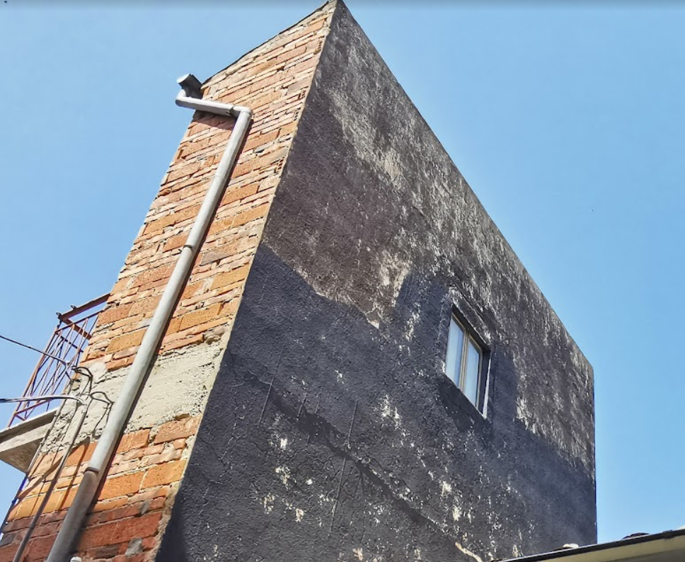 Facciata della Casa du Currivu � il lato nero rivolto verso il cognato