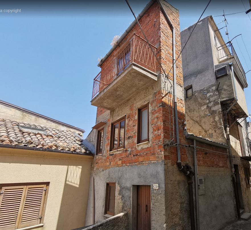 Vista laterale della casa pi&ugrave; stretta d'Italia a Petralia Sottana